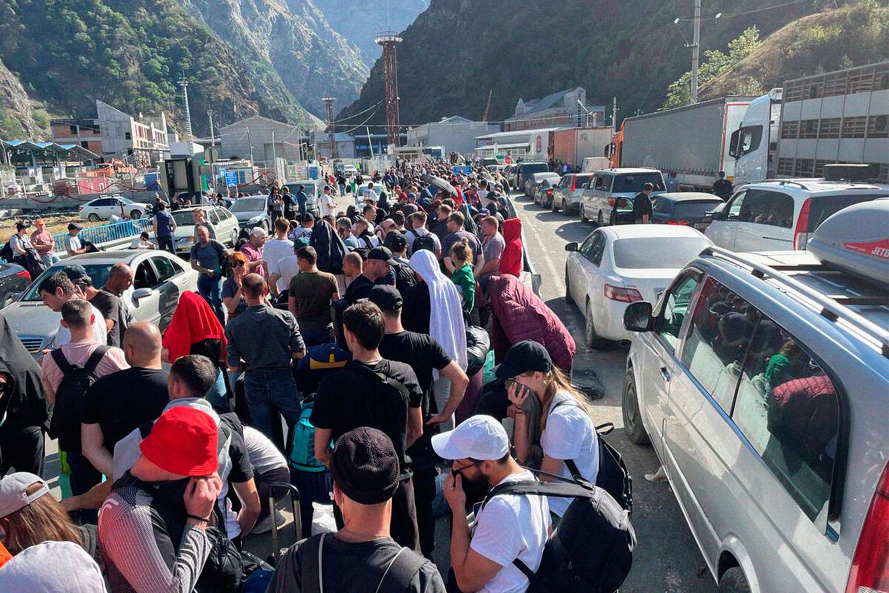 In September 2022, huge queues of Russians running from mobilization formed at the Verkhny Lars crossing on the Russian-Georgian border