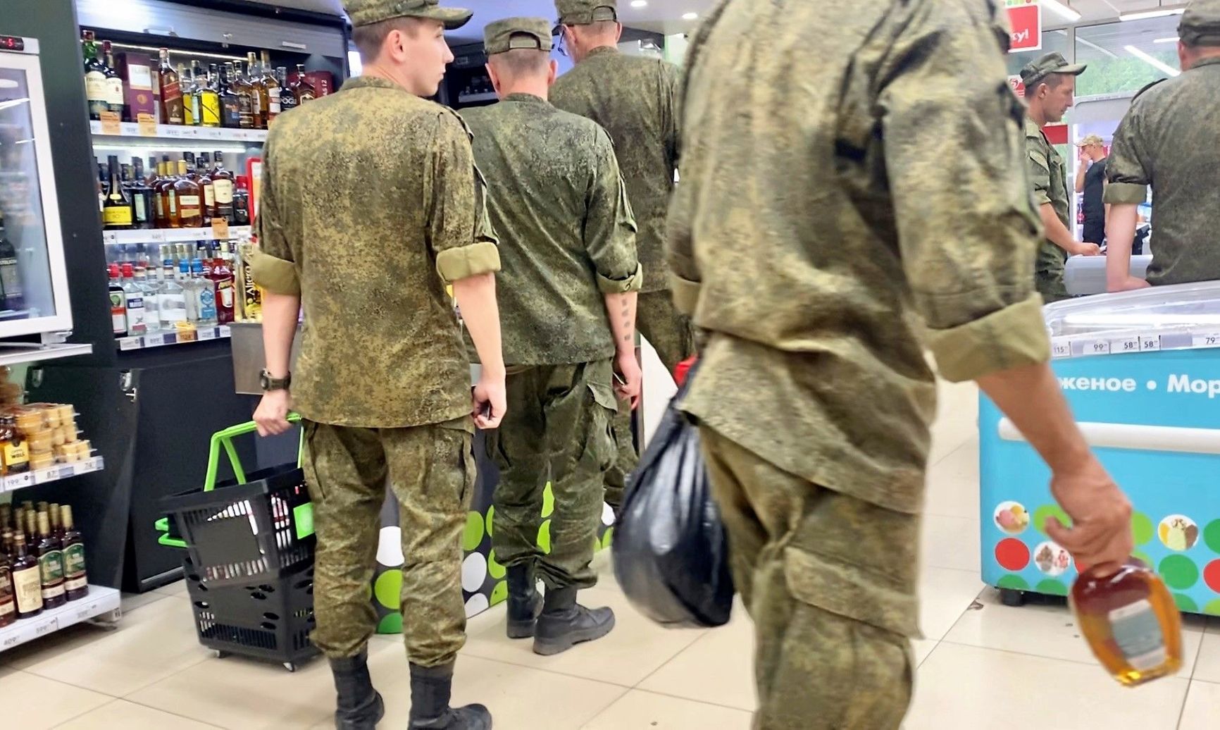 Russian soldiers in Pyaterochka in Mulino's "old town"